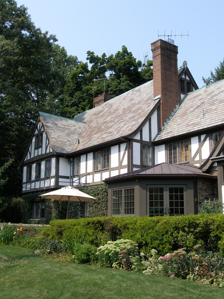 Idées déco pour une grande façade de maison marron classique en bois à un étage avec un toit à deux pans.