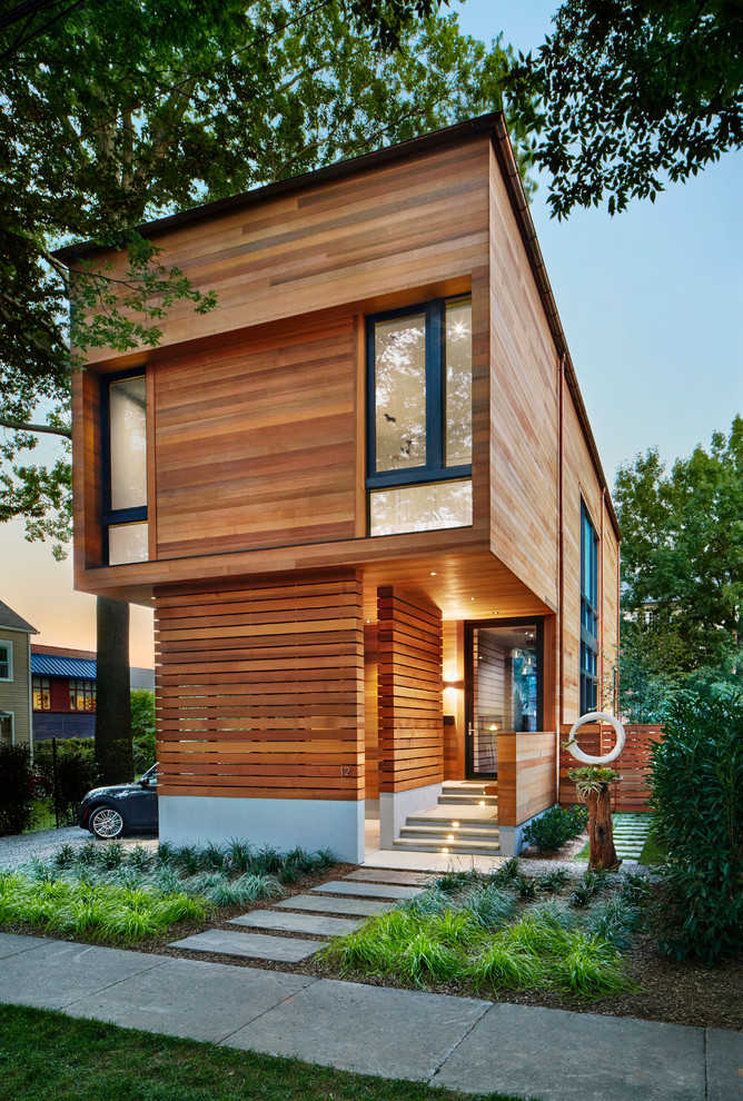 Diseño de fachada de casa marrón moderna grande de dos plantas con revestimiento de madera, tejado plano y tejado de teja de madera
