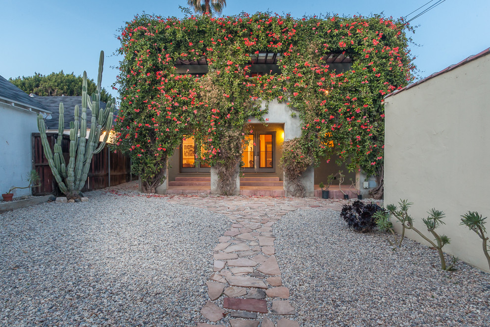 Photo of a medium sized and gey two floor render house exterior in Los Angeles.