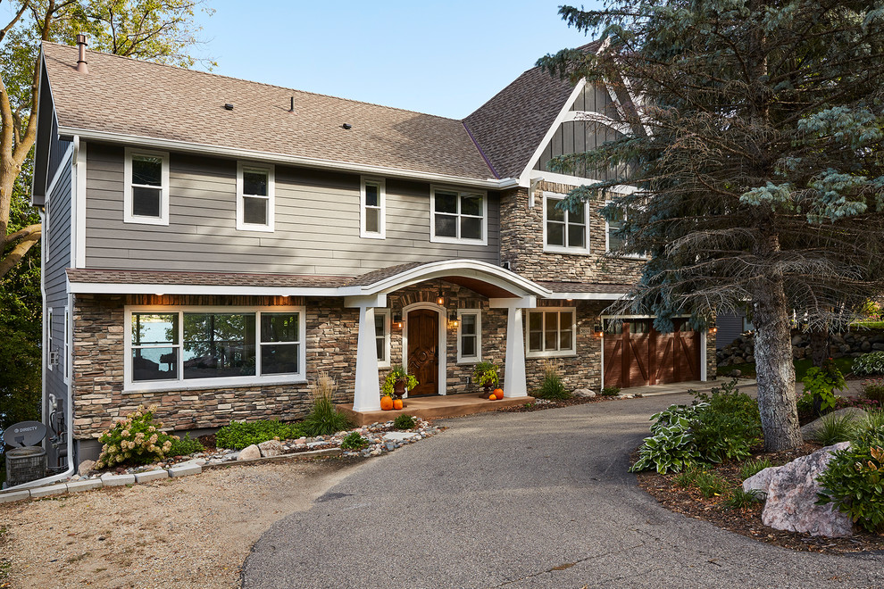 Geräumiges, Zweistöckiges Klassisches Einfamilienhaus mit Vinylfassade, grauer Fassadenfarbe, Satteldach und Schindeldach in Minneapolis