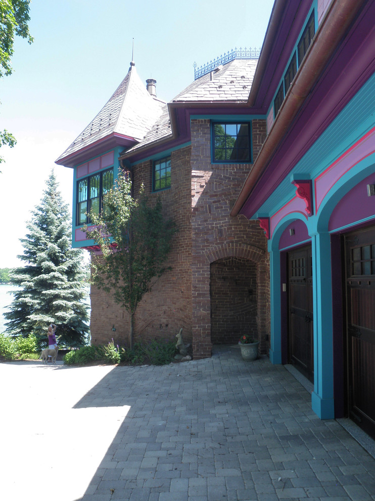 Exempel på ett stort klassiskt flerfärgat hus, med tre eller fler plan, blandad fasad och sadeltak