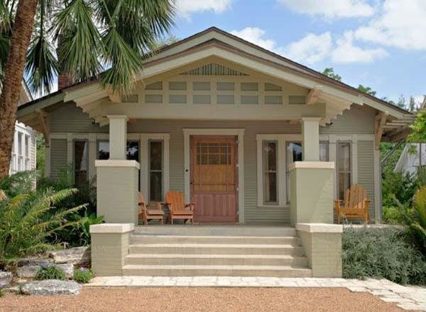 Kleines, Einstöckiges Haus mit beiger Fassadenfarbe, Satteldach und Ziegeldach in Sonstige