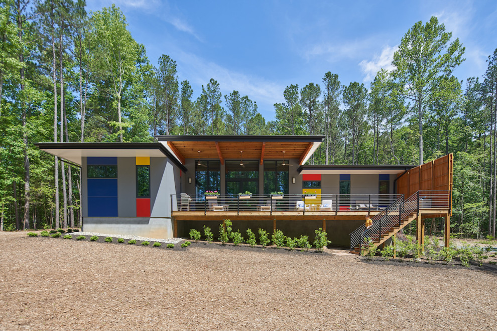Cette photo montre une petite façade de maison grise rétro en béton de plain-pied avec un toit plat.