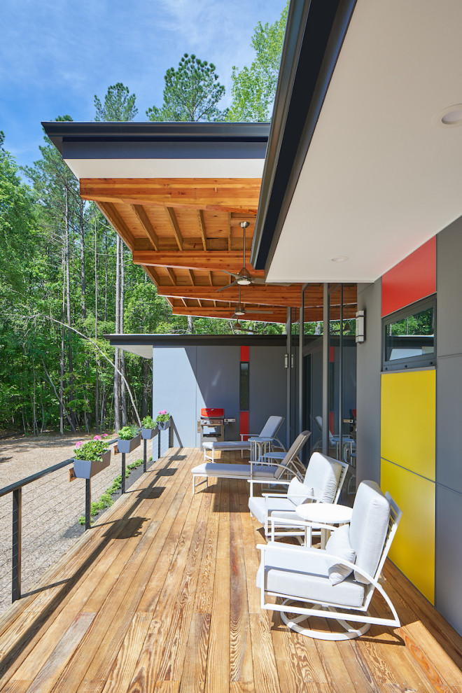 Идея дизайна: маленький, одноэтажный, серый частный загородный дом в стиле ретро с облицовкой из ЦСП, плоской крышей и зеленой крышей для на участке и в саду