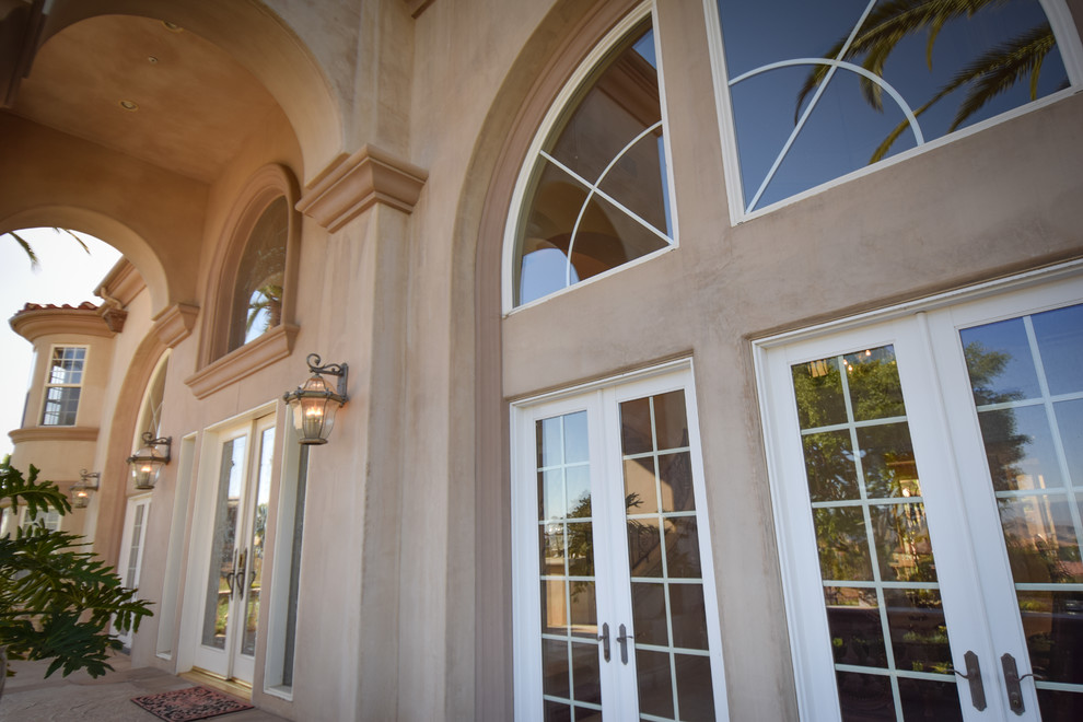 Großes, Zweistöckiges Mediterranes Einfamilienhaus mit Putzfassade, beiger Fassadenfarbe, Walmdach und Ziegeldach in Orange County