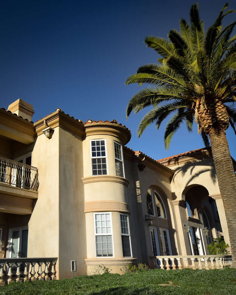 Großes, Zweistöckiges Mediterranes Einfamilienhaus mit Putzfassade, beiger Fassadenfarbe, Walmdach und Ziegeldach in Orange County