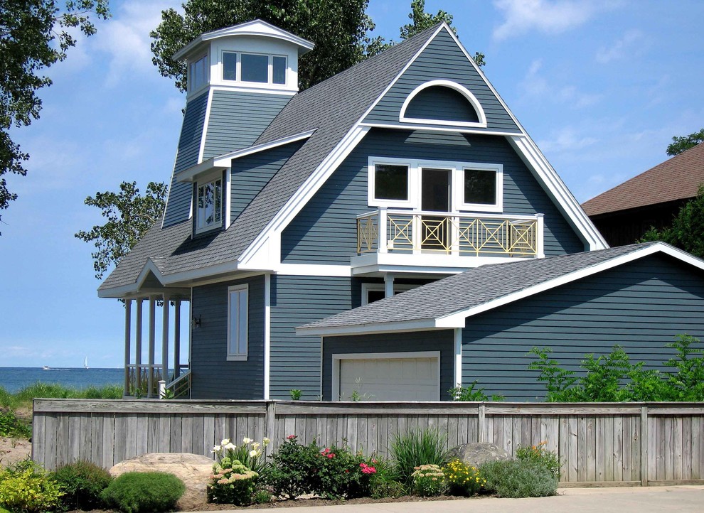 Immagine della facciata di una casa blu classica a due piani