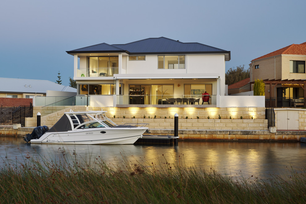 Diseño de fachada de casa blanca contemporánea de tamaño medio de dos plantas con tejado a cuatro aguas