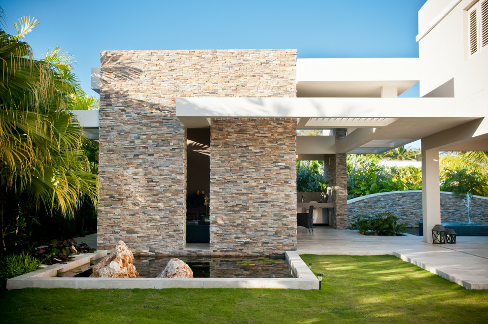 Esempio della facciata di una casa contemporanea con rivestimento in pietra