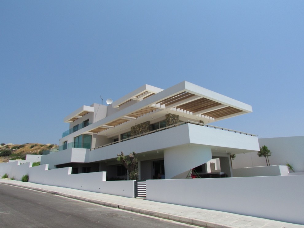 Foto della facciata di una casa moderna a due piani di medie dimensioni