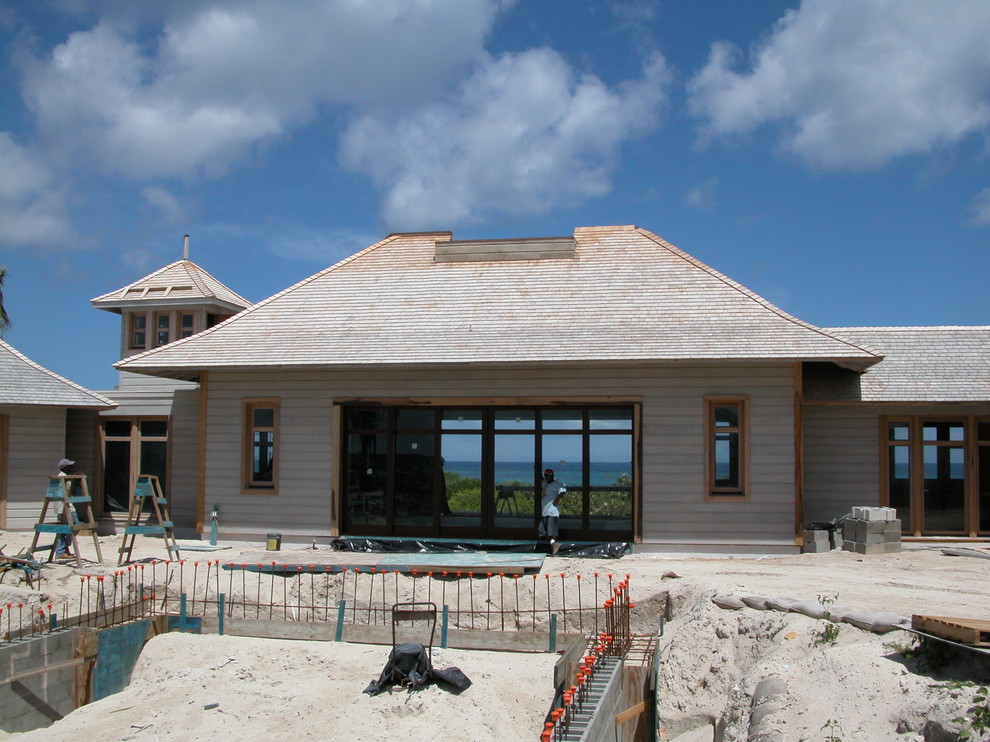 Imagen de fachada de casa gris costera grande de dos plantas con revestimiento de madera, tejado a dos aguas y tejado de teja de madera