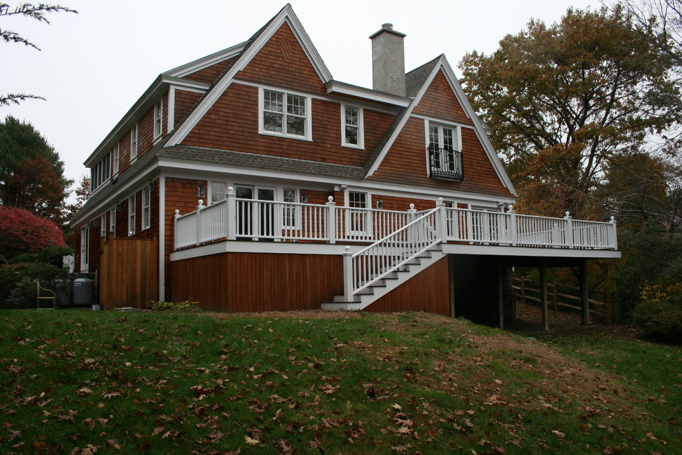 Idee per la facciata di una casa marrone classica a due piani con rivestimento in vinile