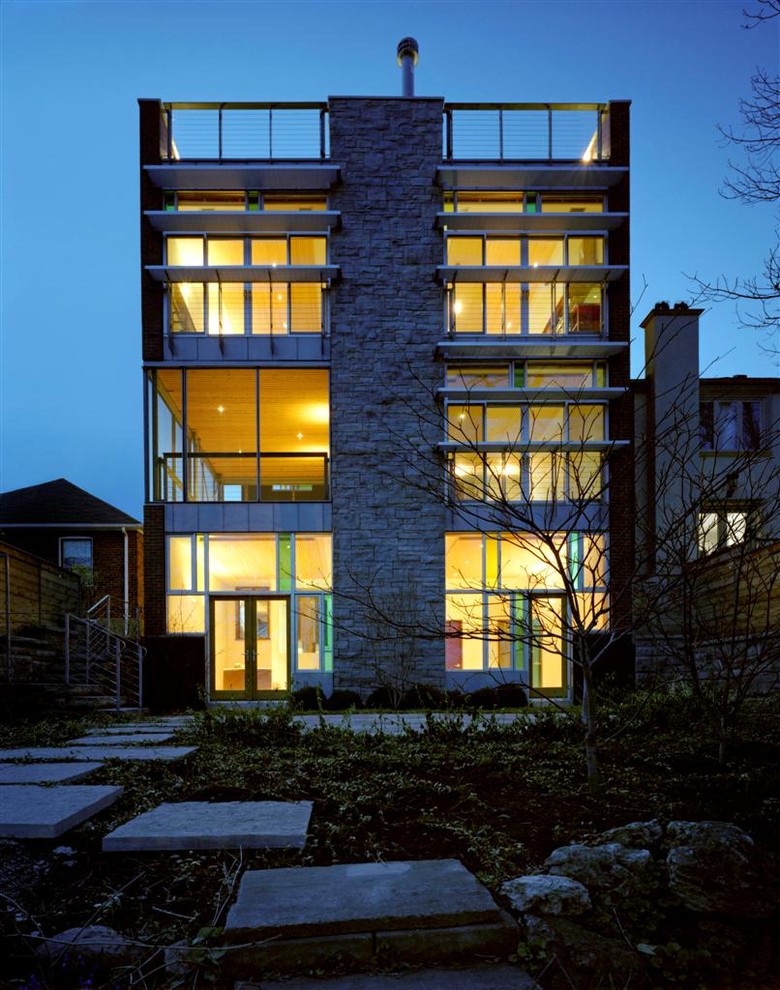 Diseño de fachada contemporánea de tres plantas con revestimiento de piedra