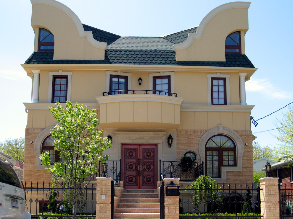 Cette photo montre une façade de maison beige chic à deux étages et plus.