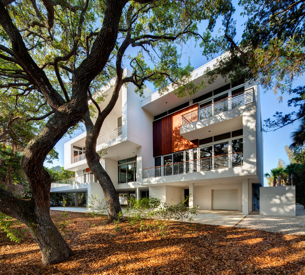 Dreistöckiges Modernes Haus mit weißer Fassadenfarbe und Flachdach in Tampa