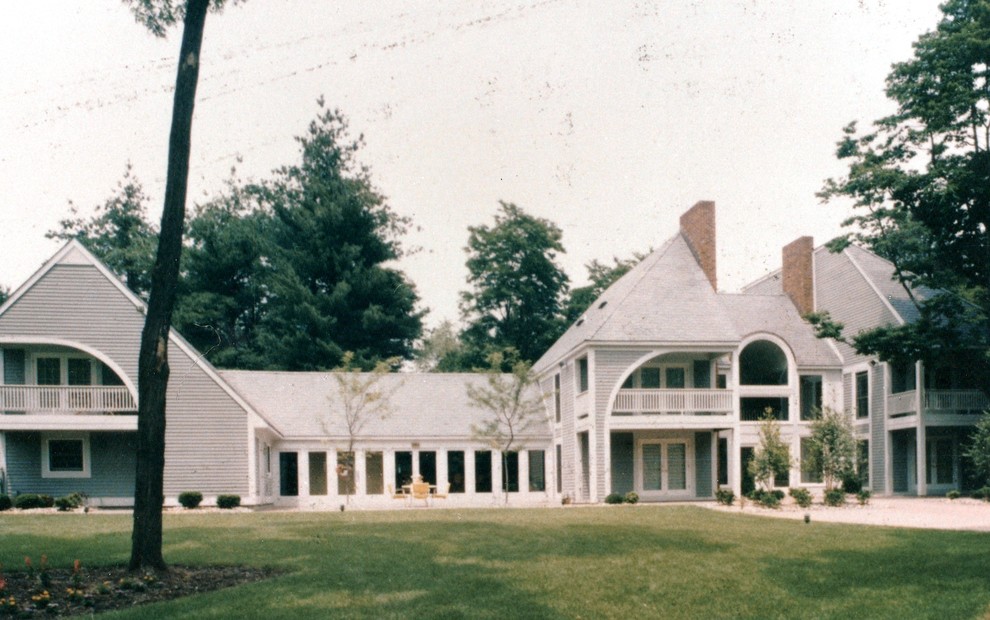 Esempio della facciata di una casa ampia grigia vittoriana a due piani con rivestimento in legno
