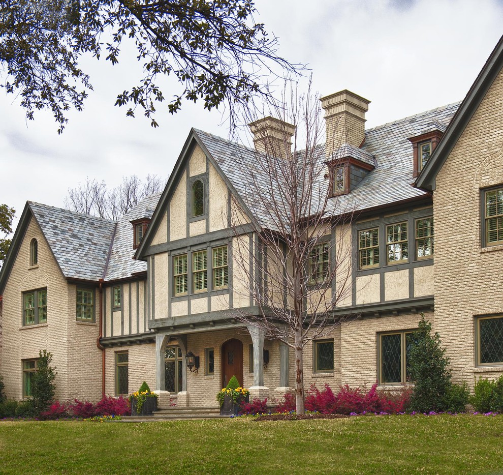 Klassisches Haus mit Backsteinfassade und Satteldach in Dallas