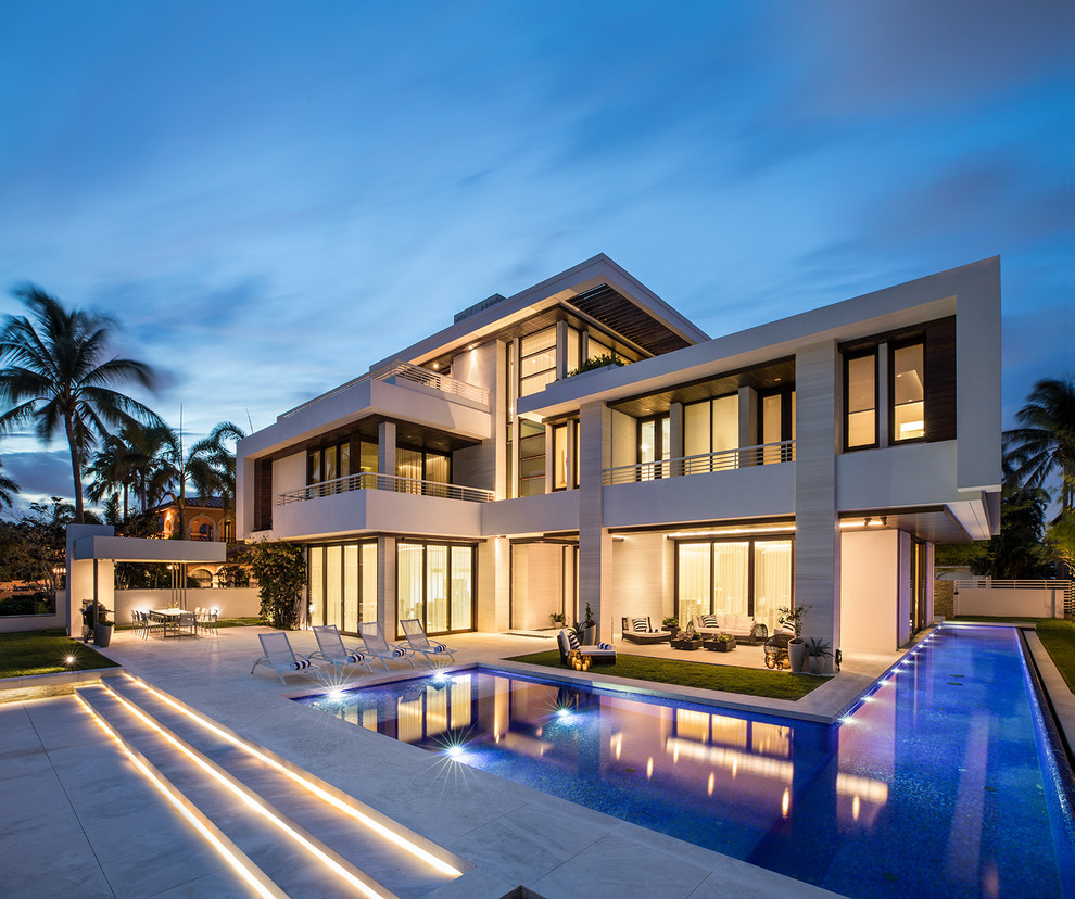 Geräumiges, Dreistöckiges Modernes Einfamilienhaus mit beiger Fassadenfarbe und Flachdach in Miami