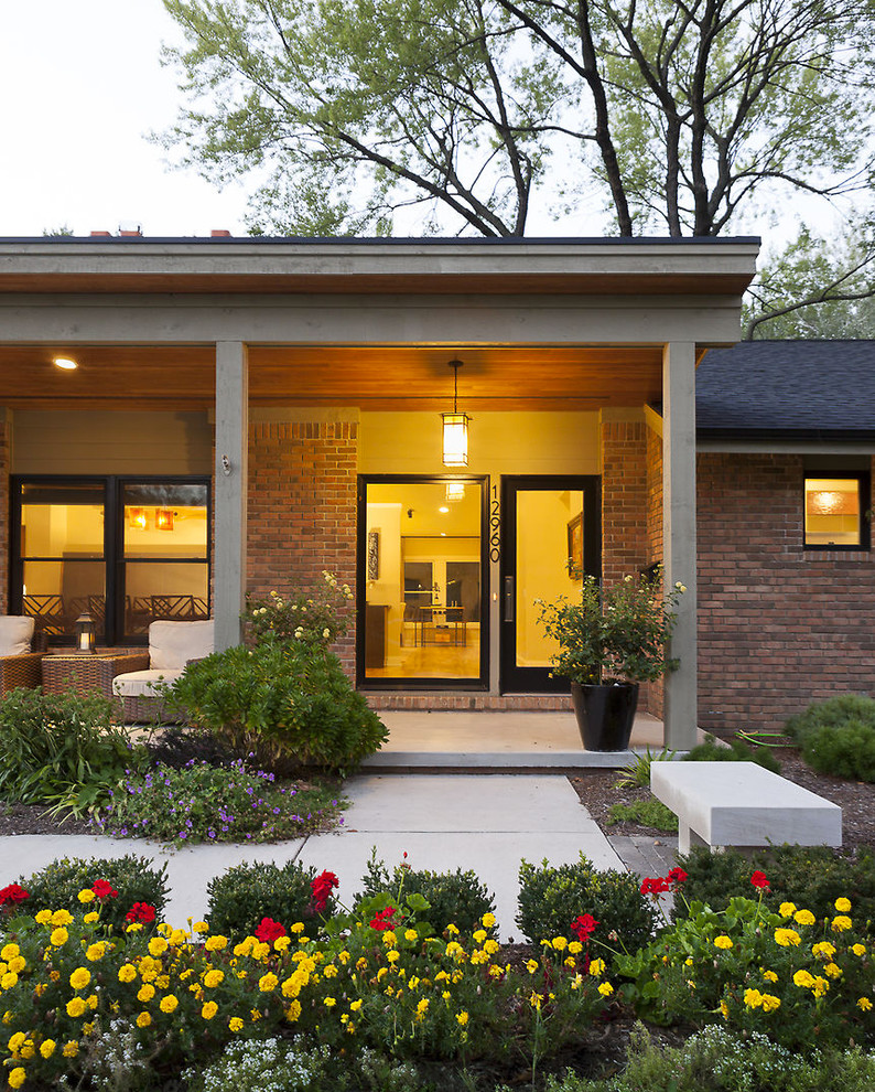 This is an example of a midcentury bungalow brick house exterior in Detroit.