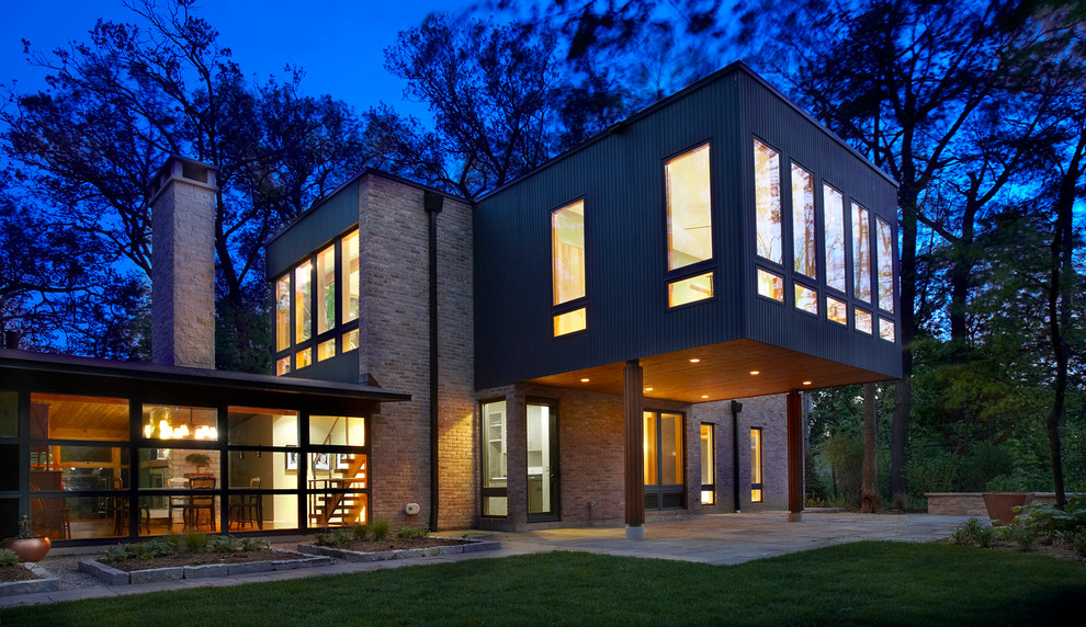 Cette photo montre une façade de maison tendance à un étage avec un revêtement mixte.