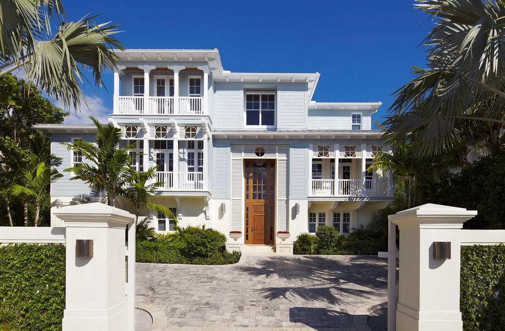 Пример оригинального дизайна: трехэтажный, деревянный, синий дом в морском стиле с плоской крышей