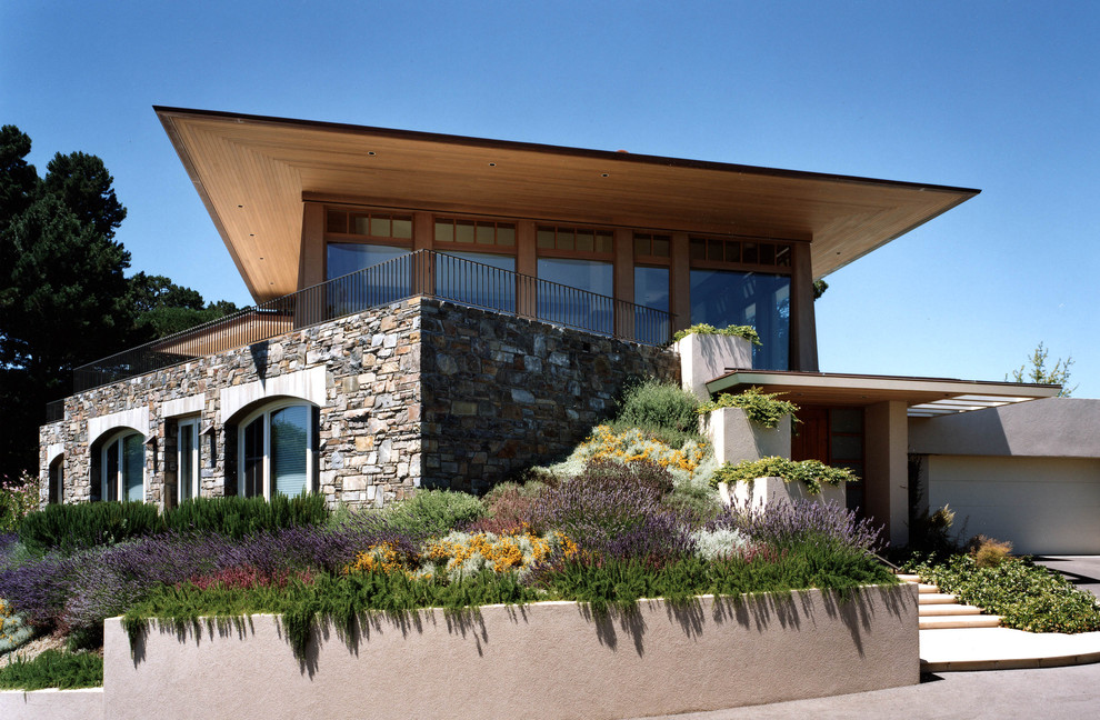 Diseño de fachada contemporánea de dos plantas con revestimiento de piedra