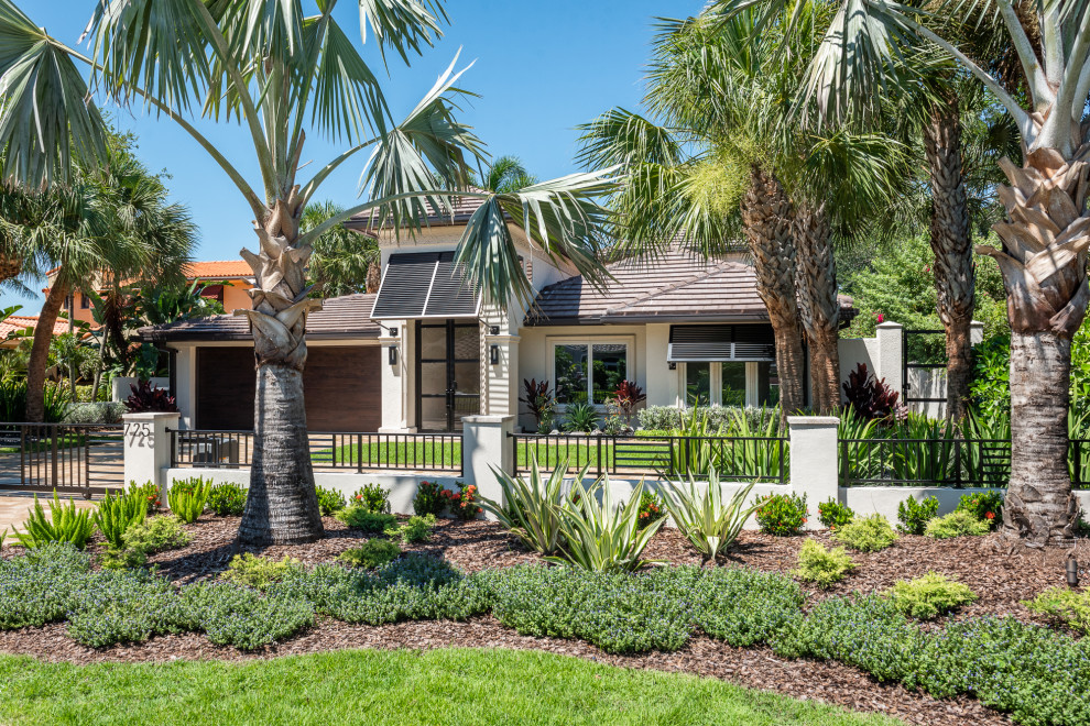 Großes, Zweistöckiges Mediterranes Einfamilienhaus mit Putzfassade, weißer Fassadenfarbe, Walmdach und Ziegeldach in Tampa