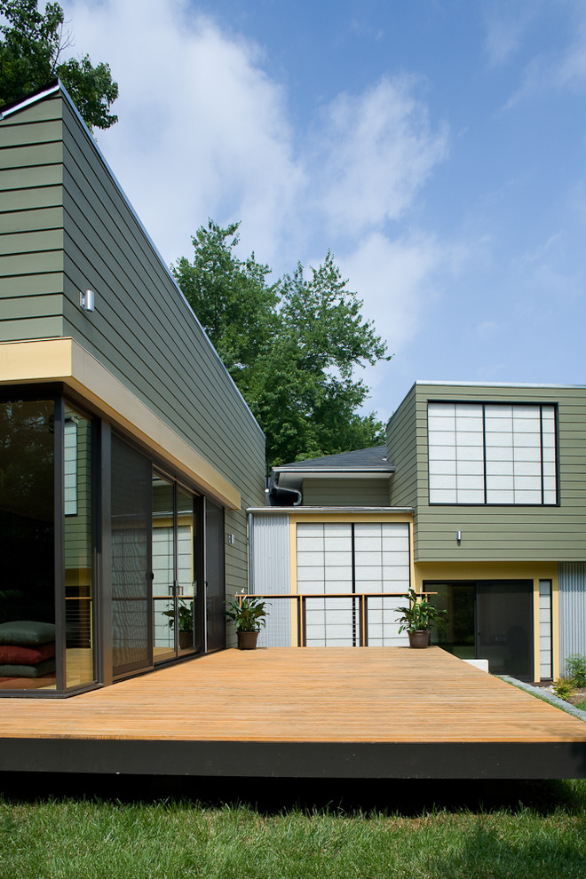 Réalisation d'une façade de maison design en bois.