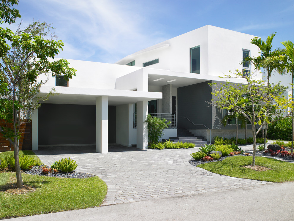 На фото: дом в стиле модернизм с плоской крышей