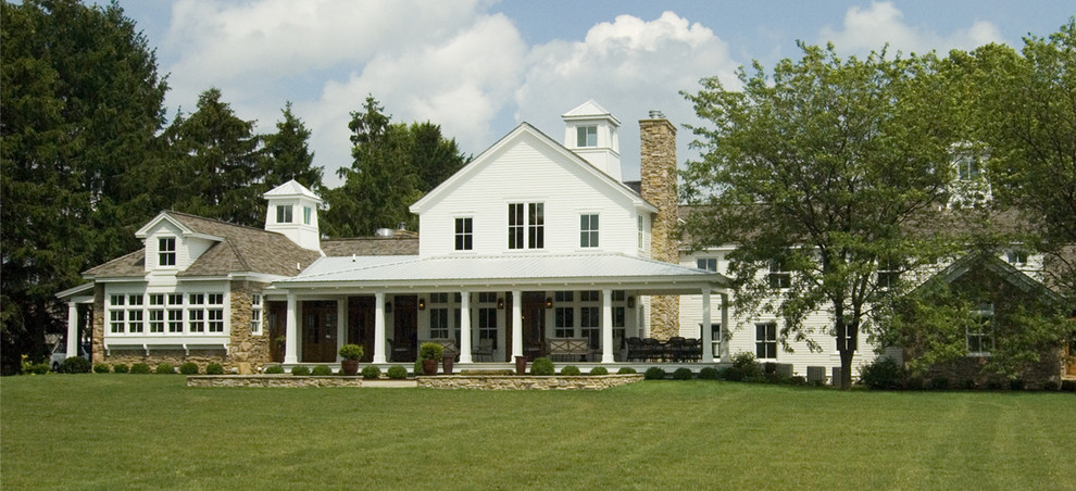 Landhausstil Haus mit weißer Fassadenfarbe in Cleveland