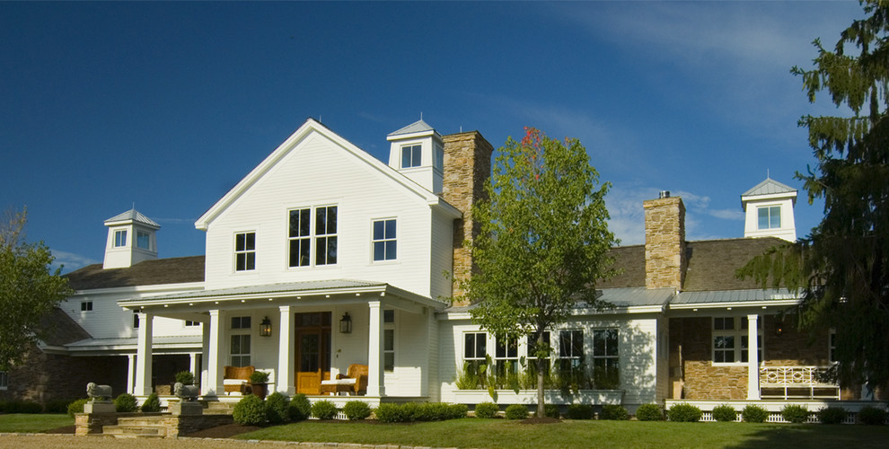 Foto della facciata di una casa bianca country