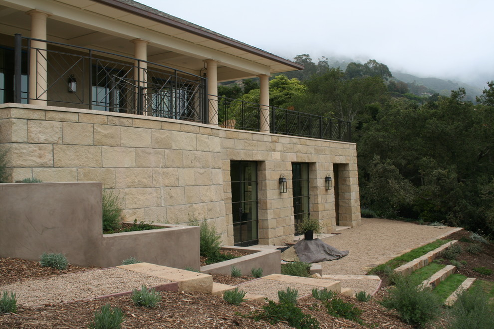 Esempio della facciata di una casa grande beige contemporanea a due piani con rivestimento in pietra