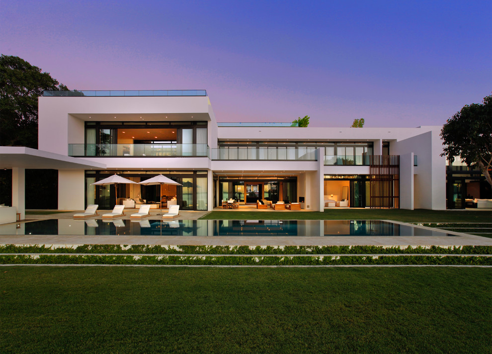 Großes, Zweistöckiges Modernes Einfamilienhaus mit Backsteinfassade, weißer Fassadenfarbe und Flachdach in Miami