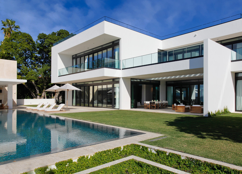 Großes, Zweistöckiges Modernes Einfamilienhaus mit weißer Fassadenfarbe und Flachdach in Miami