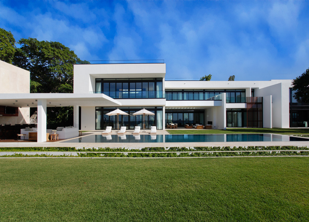 Zweistöckiges, Großes Modernes Einfamilienhaus mit weißer Fassadenfarbe und Flachdach in Miami