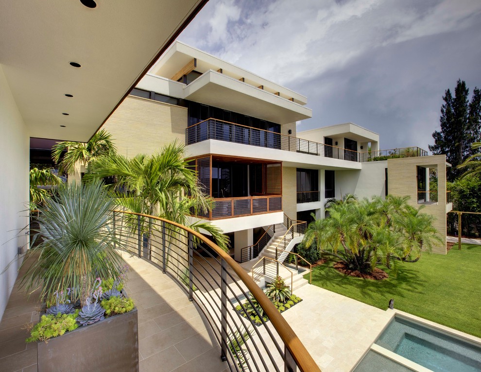 This is an example of an expansive contemporary house exterior in Tampa with mixed cladding.