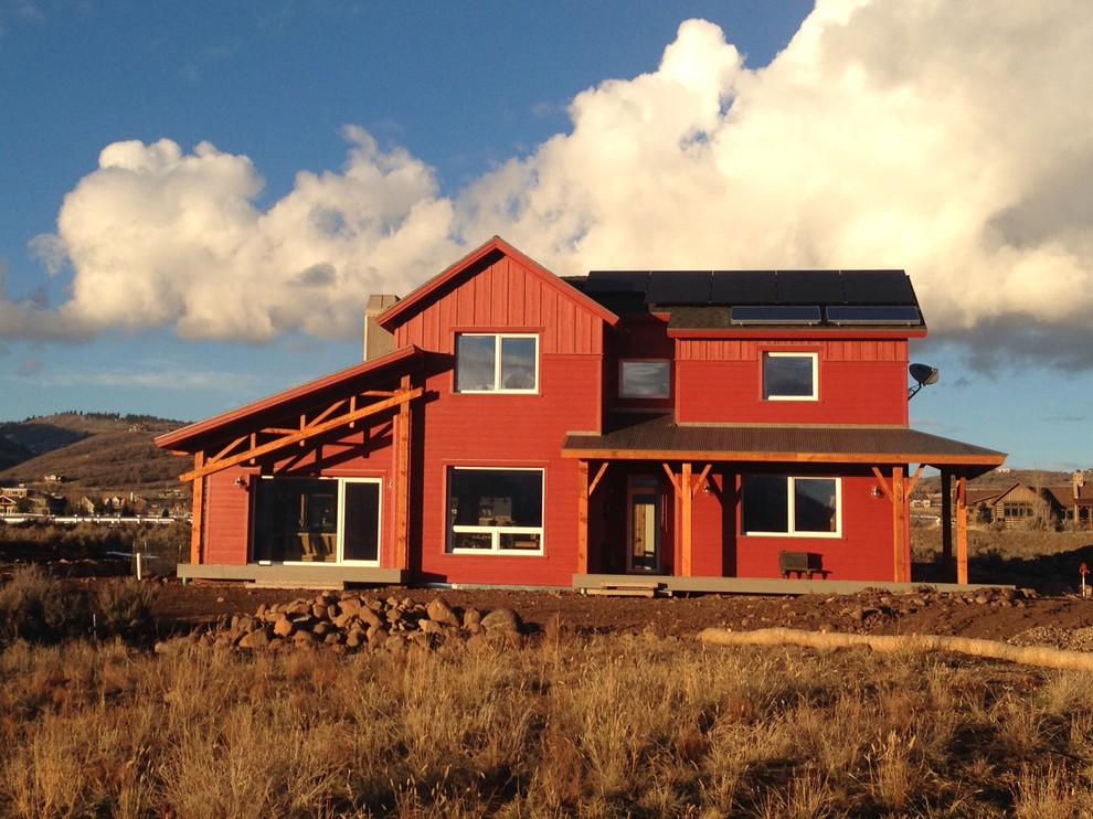 Mittelgroßes, Zweistöckiges Country Haus mit roter Fassadenfarbe in Salt Lake City