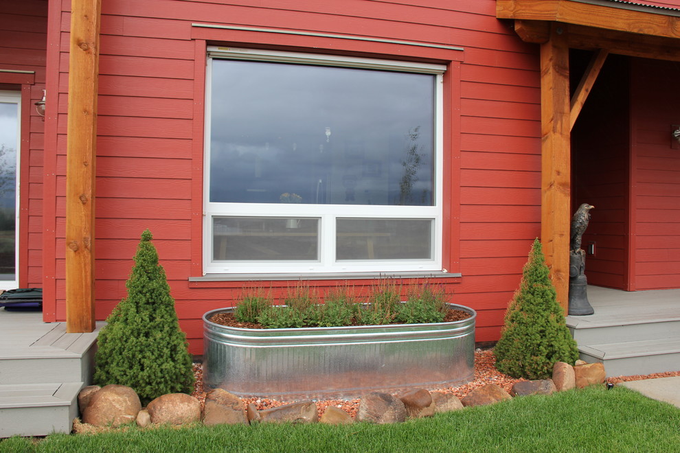 Ejemplo de fachada roja campestre de tamaño medio de dos plantas