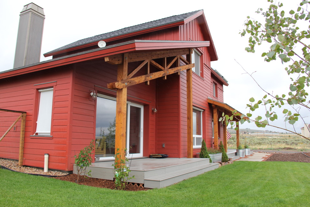 На фото: двухэтажный, красный дом среднего размера в стиле кантри