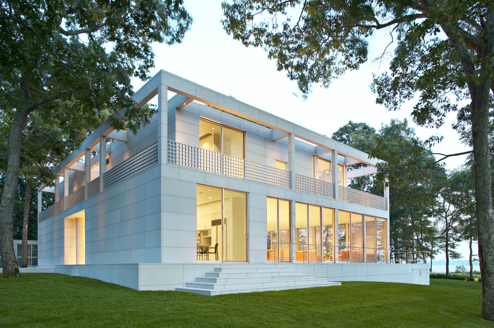 Свежая идея для дизайна: двухэтажный дом в стиле модернизм с облицовкой из камня и плоской крышей - отличное фото интерьера