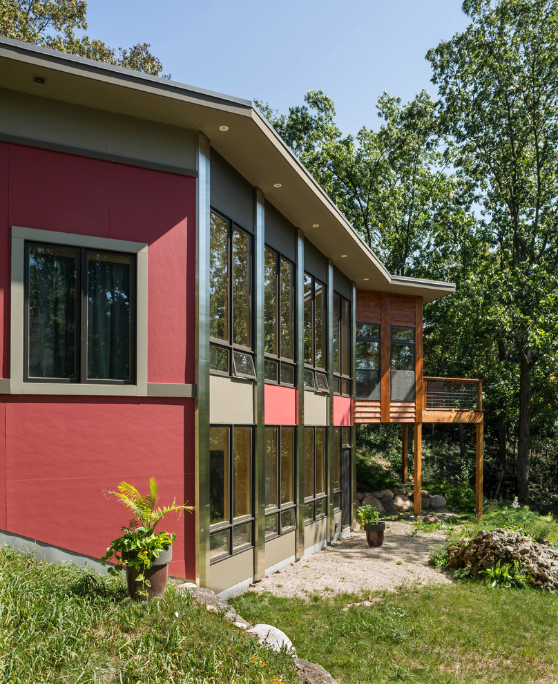 Kleines, Zweistöckiges Modernes Einfamilienhaus mit Faserzement-Fassade, roter Fassadenfarbe und Flachdach in Milwaukee