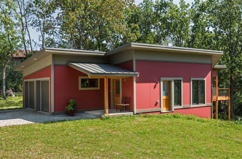 Стильный дизайн: красный, маленький, двухэтажный частный загородный дом в современном стиле с облицовкой из ЦСП и плоской крышей для на участке и в саду - последний тренд