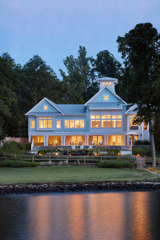 Imagen de fachada de casa azul costera grande de dos plantas