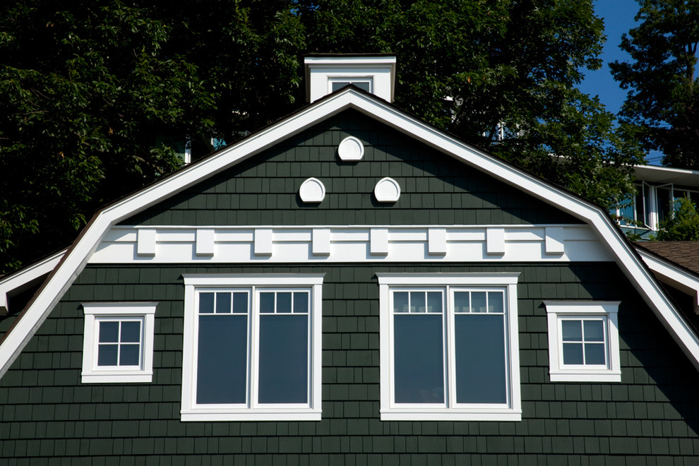 Réalisation d'une grande façade de maison verte craftsman en bois à deux étages et plus avec un toit de Gambrel.