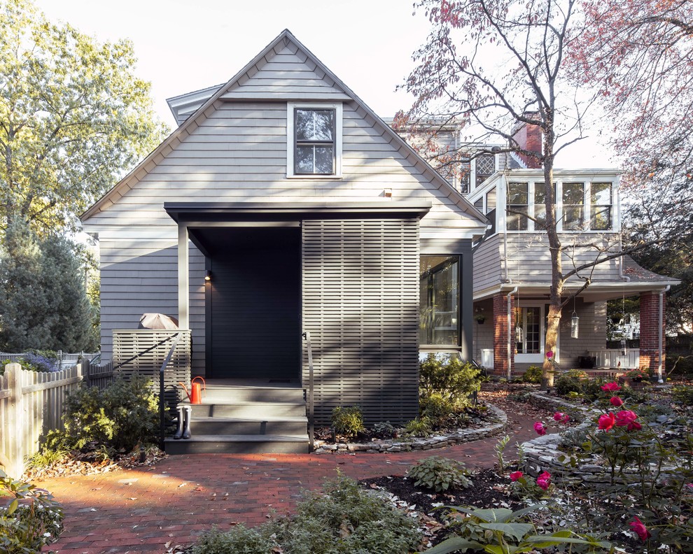 Zweistöckiges Modernes Haus mit grauer Fassadenfarbe, Satteldach und Schindeldach in Boston