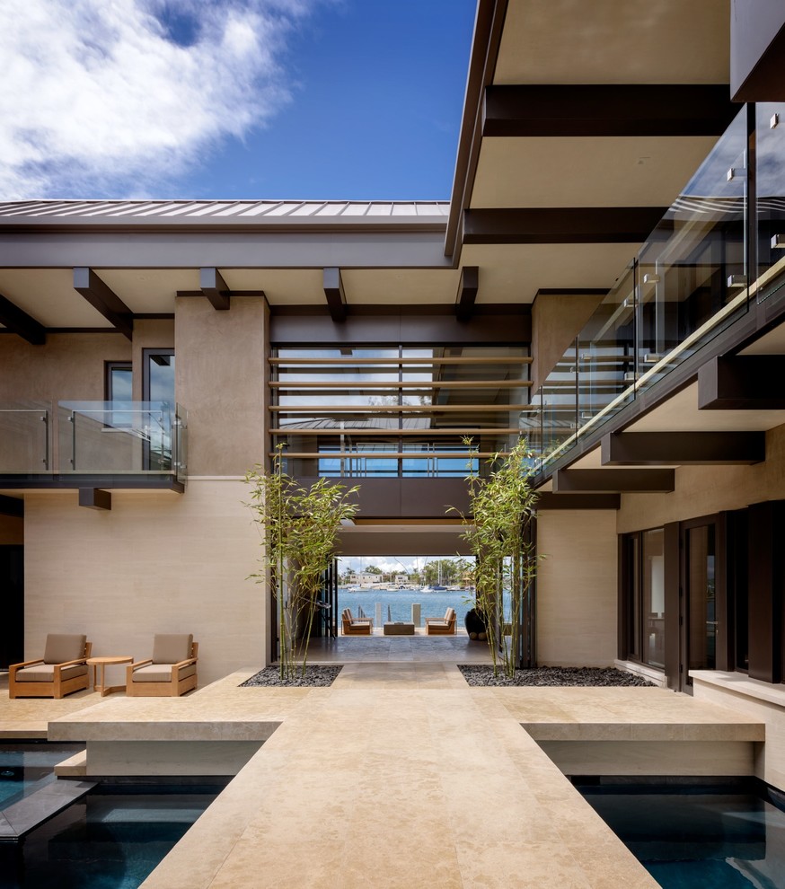 Zweistöckiges Modernes Haus mit beiger Fassadenfarbe in Orange County