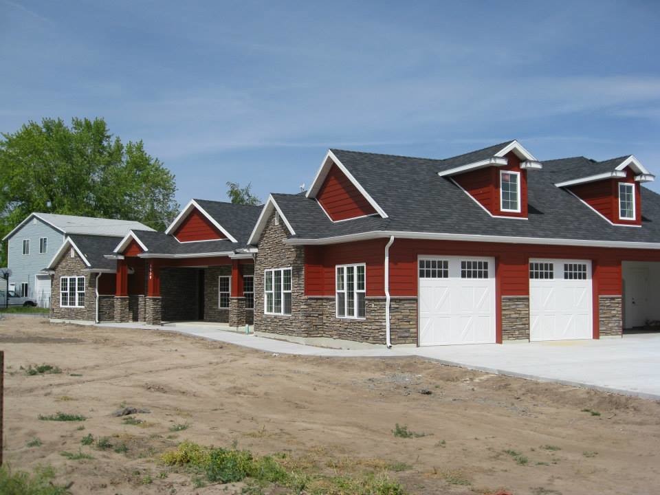 Стильный дизайн: двухэтажный, красный дом в классическом стиле с комбинированной облицовкой - последний тренд