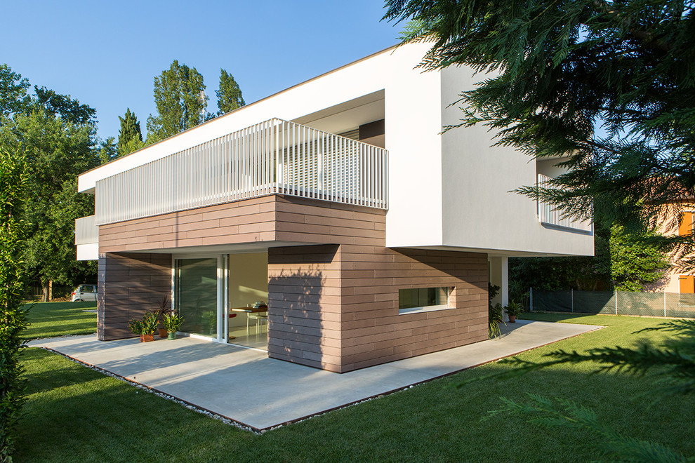 Идея дизайна: двухэтажный, белый частный загородный дом среднего размера в стиле модернизм с облицовкой из цементной штукатурки