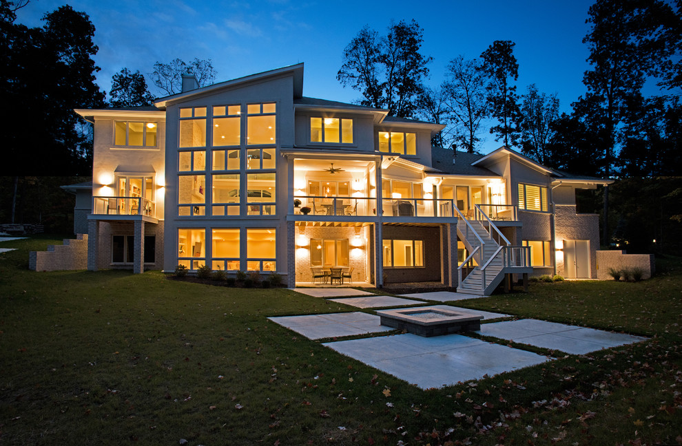 Свежая идея для дизайна: трехэтажный дом в современном стиле - отличное фото интерьера