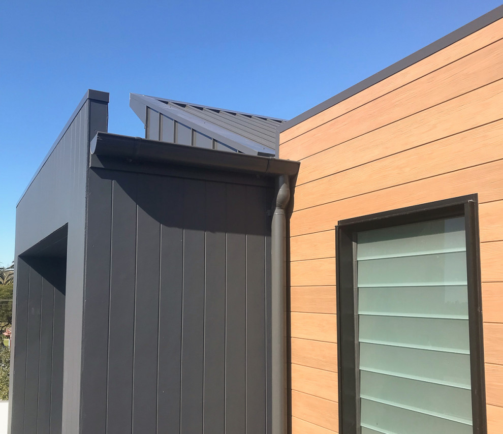Zweistöckiges Modernes Einfamilienhaus mit Backsteinfassade, grauer Fassadenfarbe, Blechdach und grauem Dach in Sydney